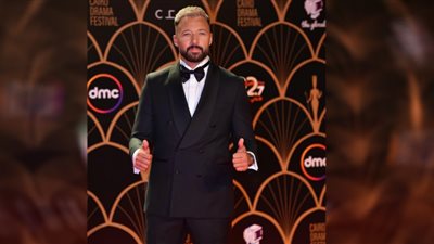 أحمد فهمي يتألق في مهرجان القاهرة للدراما ويمازح أحمد السقا