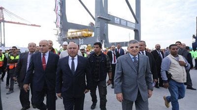 وزير النقل يتفقد أعمال التجهيز للتشغيل التجريبي لمحطة تحيا مصر