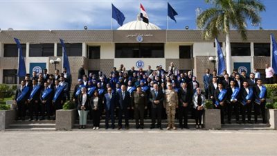 رئيس جامعة قناة السويس ومدير كلية الدفاع الوطني يشهدان حفل ختام دورة 