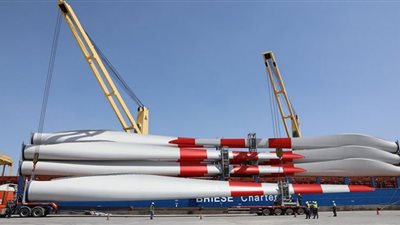 ميناء الأدبية تستقبل42 ريشة رياح لمحطة توليد الكهرباء برأس غارب