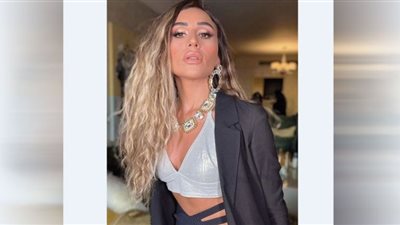 دينا الشربيني تستعرض قوامها الممشوق على الريد كاربت