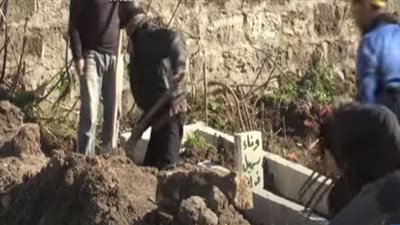 سوري يحول أرضه إلى مقبرة بعد الزلزال (شاهد)