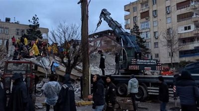 تركي يسلم حقيبة بها 4 ملايين دولارعثر عليها تحت الأنقاض