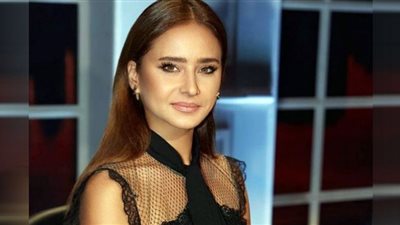 نيللي كريم بإطلالة بسظة وجذابة.. شاهد
