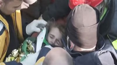 إنقاذ طفلة عاشت 6 أيام تحت الأنقاض (شاهد)