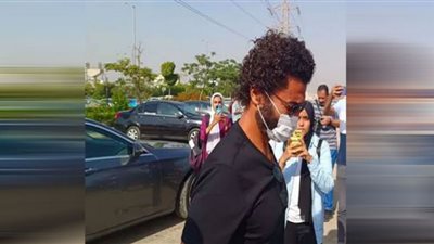 خالد النبوي يبكي في جنازة هشام سليم