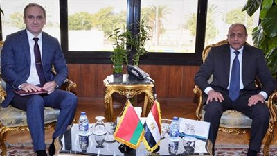 وزير الطيران يبحث تعزيز التعاون فى مجال النقل الجوي مع سفير بيلاروسيا