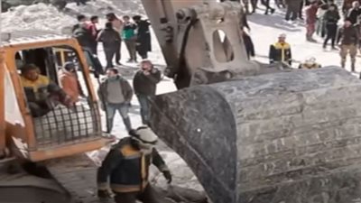 متطوعون سوريون ينتشلون الجثث بمعدات بدائية (شاهد)