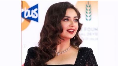 هبة مجدي تمزج بين الأناقة والاحتشام علي الريد كاربيت.. شاهد