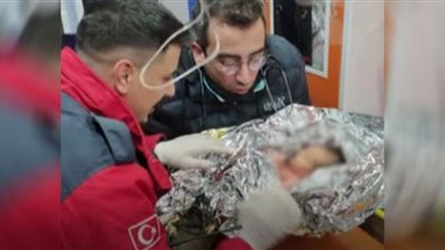 رضيع تركي يصمد 90 ساعة تحت الأنقاض (شاهد)