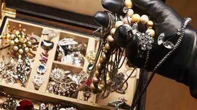 عصابة تسرق متجر مجوهرات في عز الظهر (شاهد)