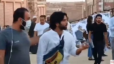 موقف غريب لابن هشام سليم خلال جنازة والده (فيديو)