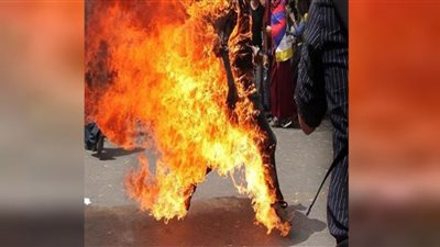 شخص يُشعل النار في جسده بدولة عربية