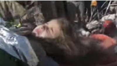 لحظة انقاذ طفلة تركية من 