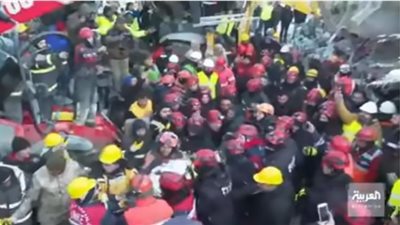 لحظة انقاذ مواطن تركي بعد 6 أيام تحت الأنقاض| شاهد
