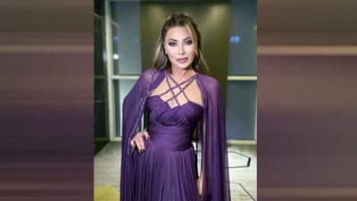 نوال الزغبي.. إطلالة جريئة باللون الفضي والكعب العالى| صور