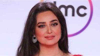 هبة مجدي تعتمد موضة الفرو الناعم وتنعم بالاحتشام