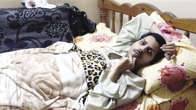 «حسين» دخل عيادة طبيب العظام على قدميه فخرج مشلولاً