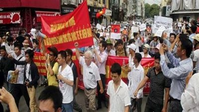 زعيم الصين يحتوي المتظاهرين بتنفيذ المطالب