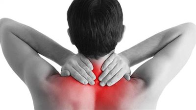أسباب حدوث ألم الرقبة.. طبيبة توضح