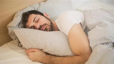 أسباب التعرق أثناء النوم (فيديو)