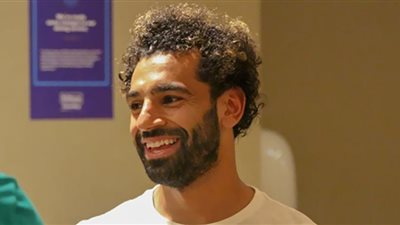 شاهد.. محمد صلاح يفاجئ عروسين في فندق إقامة المنتخب