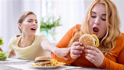 عادات غذائية خطيرة نفعلها يومياً تسبب الوفاة المبكرة.. طبيب يحذر