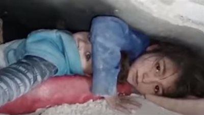 مشاهد لا تنسى لأطفال كتبت لهم النجاة من تحت الأنقاض