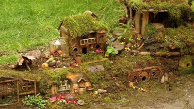 على طريقة الهوبيت.. مصور يصنع بيوتًا للفئران