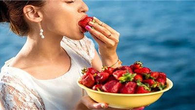 ماذا يحدث للجسم عند أكل الفراولة يوميا؟.. طبيب يكشف مفاجأة