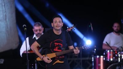 مصطفى قمر يحتفل مع 4 آلاف مشاهد بعيد ميلاده