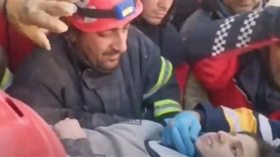 مشاهد لإنقاذ طفل تركي من تحت الأنقاض| فيديو