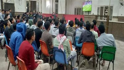 طلاب جامعة القاهرة يشاهدون مباريات كأس العالم بالمدينة الجامعية (صور)