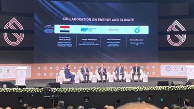 جلسة نقاشية بين وزير البترول وشركات بريتش بتروليم وأباتشي وأمين منتدى الطاقة الدولي