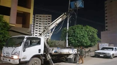 صيانة أعمدة الإنارة وإصلاح الأعطال بحي غرب سوهاج
