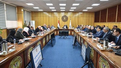 وزير القوى العاملة يتابع تنفيذ خطة إدماج 