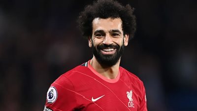 محمد صلاح يُفاجئ عروسين بالتقاط صور معهما (فيديو)