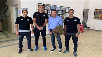 وصول طاقم حكام مباراة المنتخب الأوليمبي وبنين ملعب اللقاء