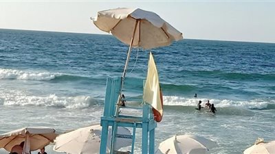 رغم انتهاء فصل الصيف وبدايه الخريف اقبال المصطافين على شواطئ الاسكندرية