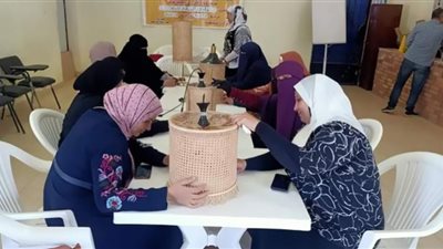 مُلتقى حرفي لتعليم الفتيات صناعة الاباجورات والنجف