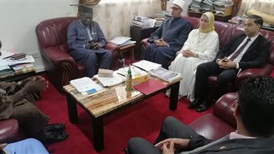 وفد الأزهر ووزير الشئون الدينية بجامبيا يبحثان الاستفادة من الدعم الأزهري تعليميًا ودعويًا