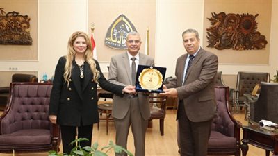 رئيس جامعة الزقازيق يتسلم درع المؤتمر السنوي لقسم العلوم الموسيقية بالتربية النوعية