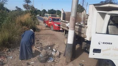 حملة نظافة مكبرة بقرية السمطا وطريق مصر أسوان الزراعى بدشنا