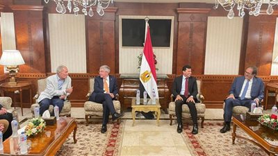 وزير الرياضة يستقبل رئيس الأولمبية الدولية بمطار القاهرة