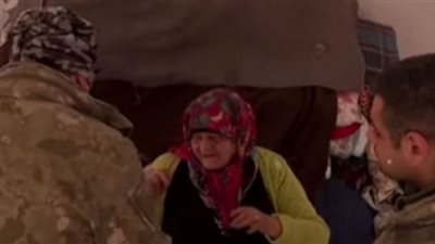 ناجية تركية عمرها 75 عامًا تصدم منقذها.. سر الحقيبة الحمراء (شاهد)