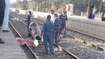 إصابة سيدة صدمها قطار أثناء عبورها شريط السكة الحديد بفرشوط