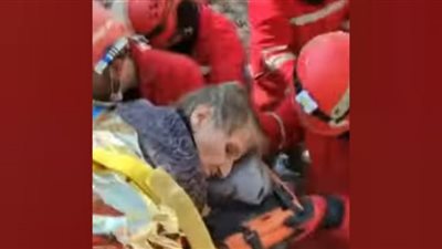 إنقاذ مسنة تركية عمرها 85 سنة بعد 7 أيام تحت الأنقاض (شاهد)