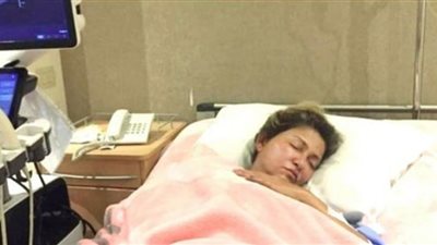 علا غانم تظهر في المستشفى بعد نزيف وارتجاج وعمليات