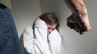 رجل يضرب طليقته بالسكين ويهددها لسبب صادم.. مصيرك زي نيرة (فيديو)