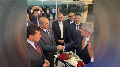 رئيس الأولمبية الدولية يصل مصر